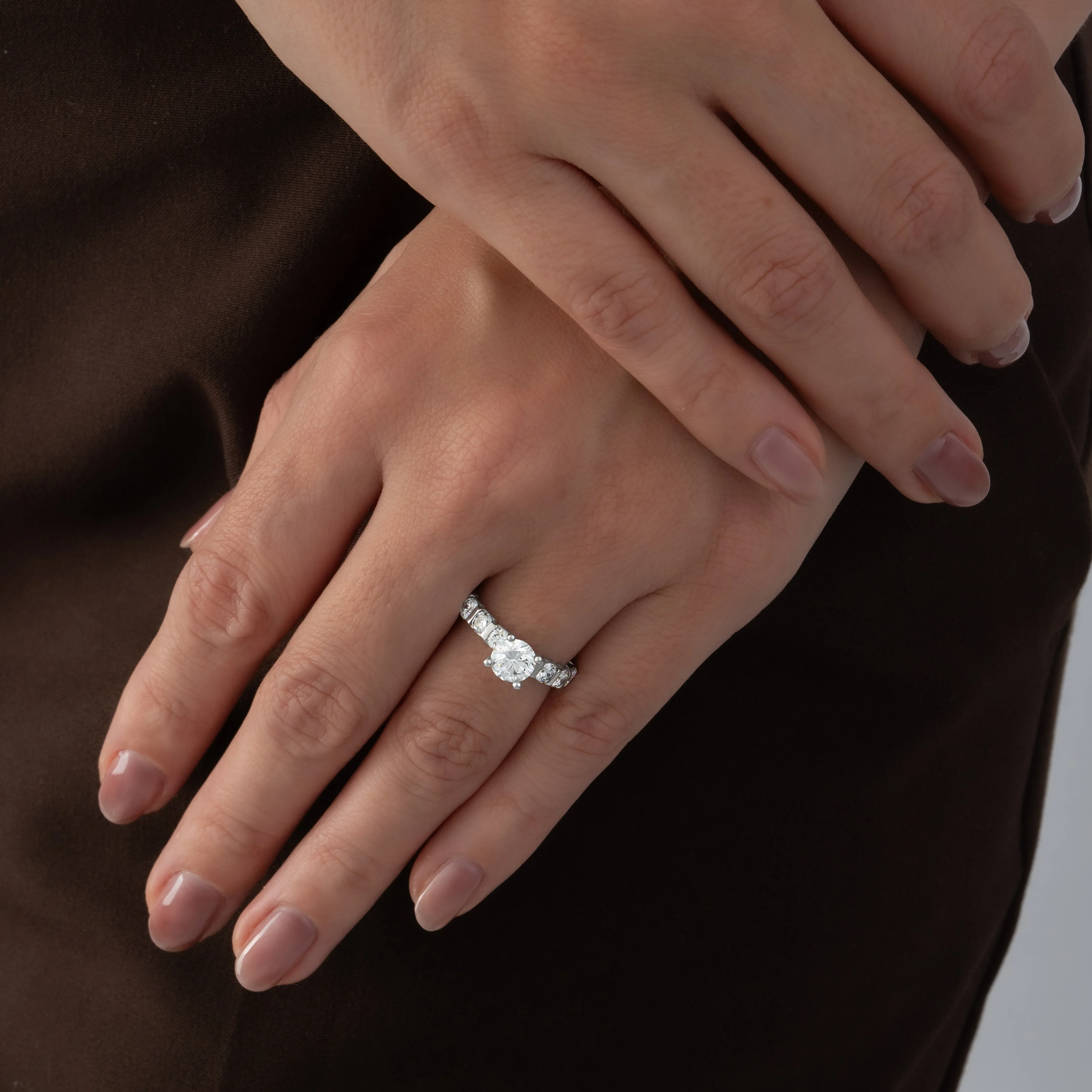 Anillo Solitario Corte Redondo con Banda Half Eternity - Image 2