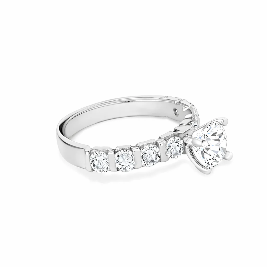 Anillo Solitario Corte Redondo con Banda Half Eternity - Image 3