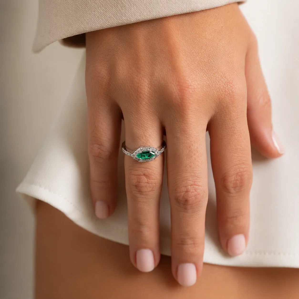 Anillo Oval Esmeralda & Diamantes Talla 6 - Image 2